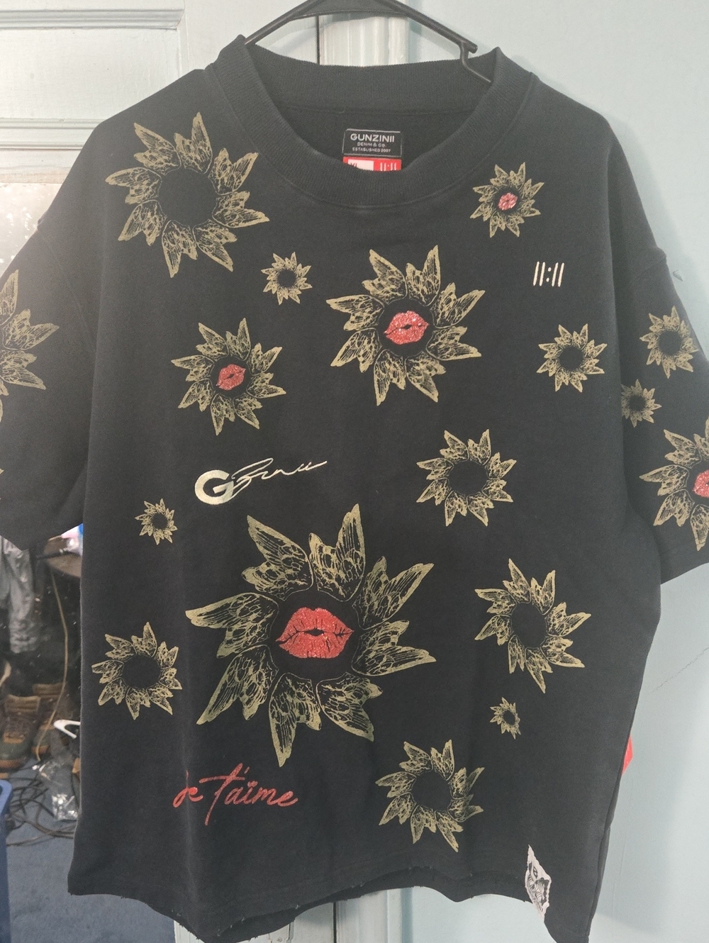 Gunznlii Black Short Sleeve Tee with Floral Kiss Graphic